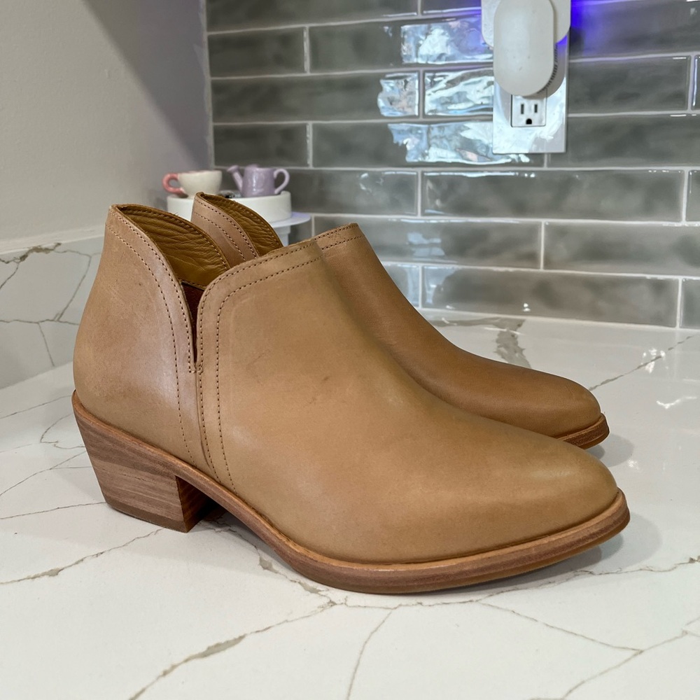 Nisolo Mia  Everyday Ankle Bootie. Women’s size 6.5 Color Almond.